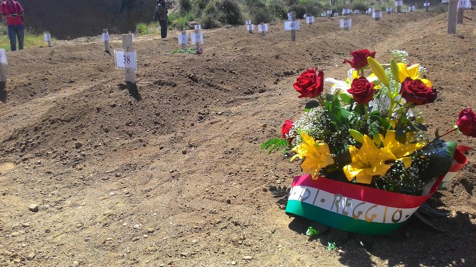 Migranti: sepolte in cimitero Reggio C. 45 vittime naufragio