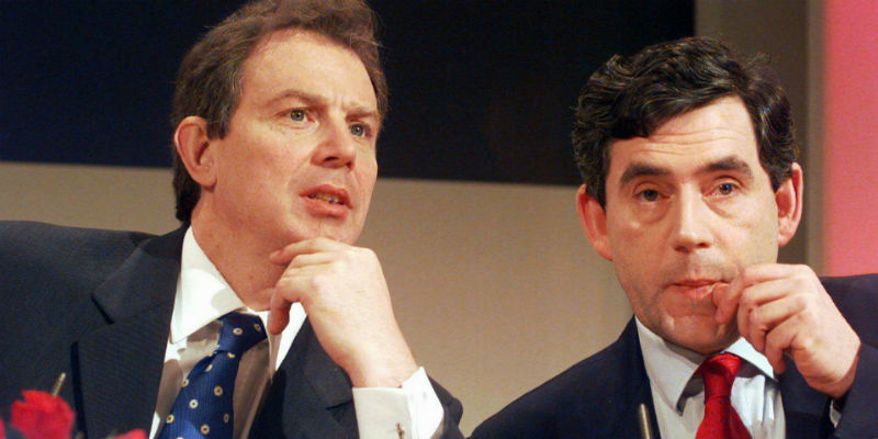 Tony Blair, a destra, e Gordon Brown, che nel 2007 lo sostituì alla guida del Partito Laburista e del governo, in una foto del 1997 (AP Photo/Jacqueline Arzt, File)