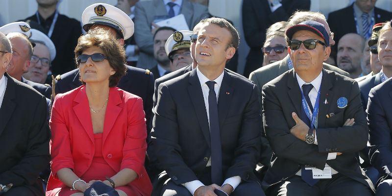 L'ex ministro della Difesa Sylvie Goulard (a sinistra) accanto al presidente Emmanuel Macron (AP Photo/Michel Euler, Pool)