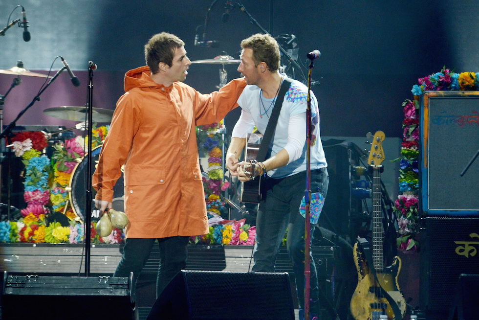 Liam Gallagher e Chris Martin si esibiscono a Manchester
(Dave Hogan via AP)