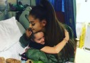 Ariana Grande è andata a trovare alcune bambine in ospedale a Manchester