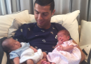 La prima foto di Cristiano Ronaldo con i due figli appena nati