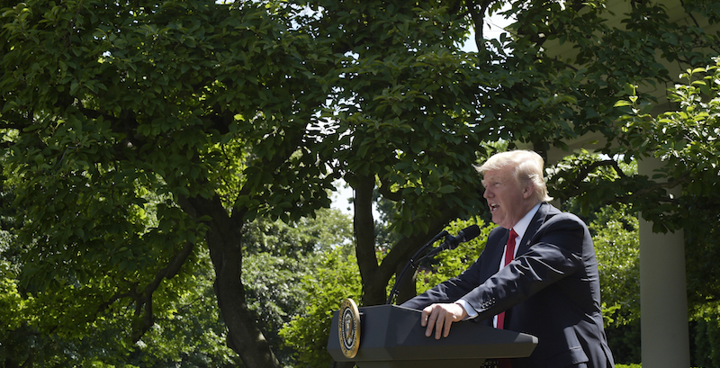 Il presidente Donald Trump alla conferenza stampa in cui ha annunciato che gli Stati Uniti abbandonano l'Accordo sul clima, nel Giardino delle rose della Casa Bianca, Washington DC, 1 giugno 2017
(AP Photo/Susan Walsh)