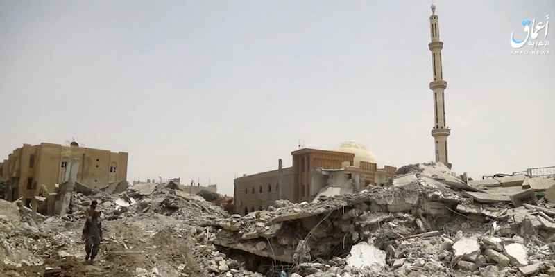 Un'immagine tratta da un video diffuso da Amaq che mostra gli effetti di un bombardamento a nord di Raqqa, in Siria (Aamaq News Agency via AP)