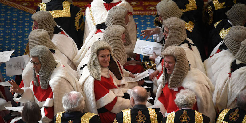 Parlamentari con parrucca e toga tradizionali durante la cerimonia di apertura del Parlamento britannico
(Carl Court - WPA Pool /Getty Images)
