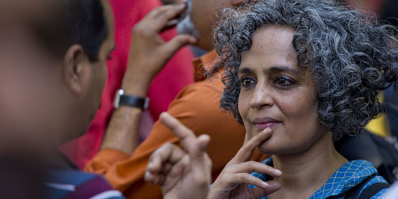 La scrittrice e attivista Arundhati Roy durante una manifestazione a New Delhi, in India, il 15 marzo 2016 (AP Photo/Manish Swarup)