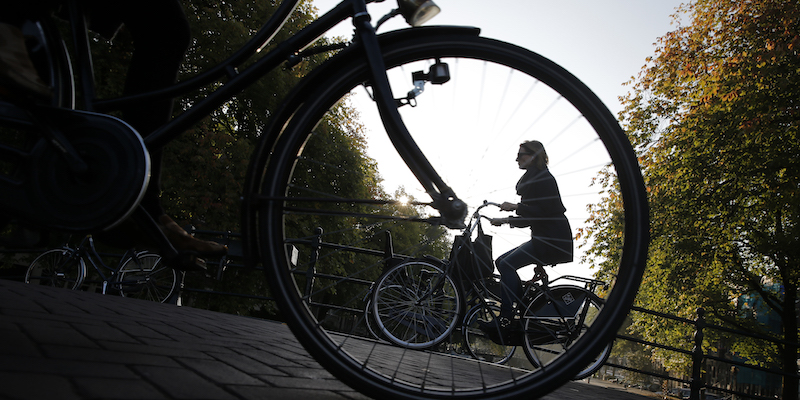Biciclette ad Amsterdam, nei Paesi Bassi (AP Photo/Peter Dejong)