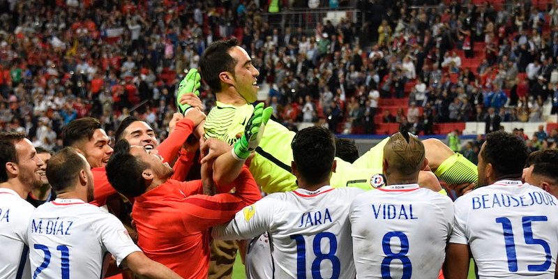 Claudio Bravo festeggiato dai compagni dopo la vittoria contro il Portogallo (ALEXANDER NEMENOV/AFP/Getty Images)