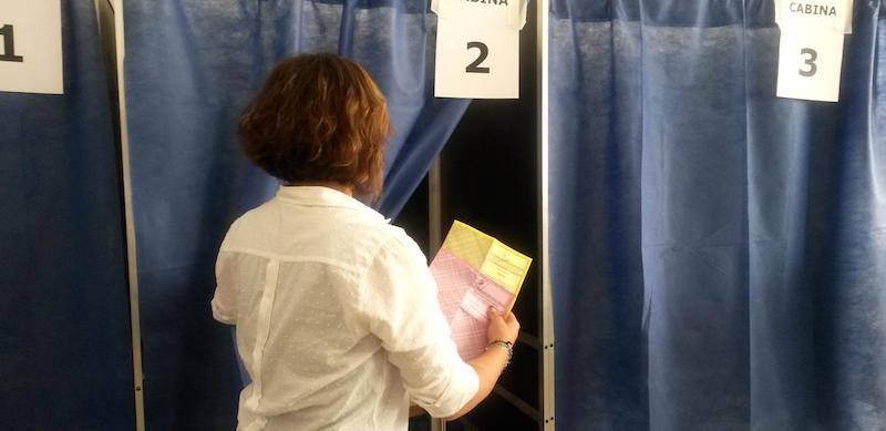Elezioni comunali a Trento il 10 maggio 2015, scheda Circoscrizione, scuola Raffaello Sanzio ANSA/CLAUDIA TOMATIS