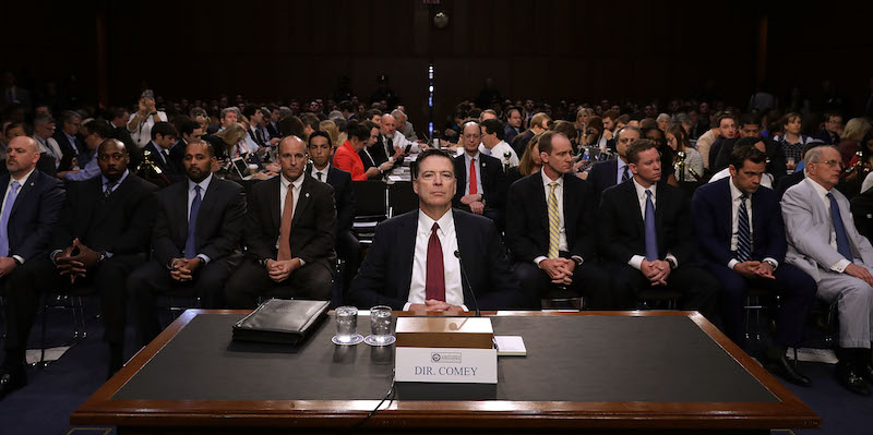 L'ex capo dell'FBI James Comey davanti alla commissione intelligence del Senato degli Stati Uniti, l'8 giugno 2017 (Chip Somodevilla/Getty Images)