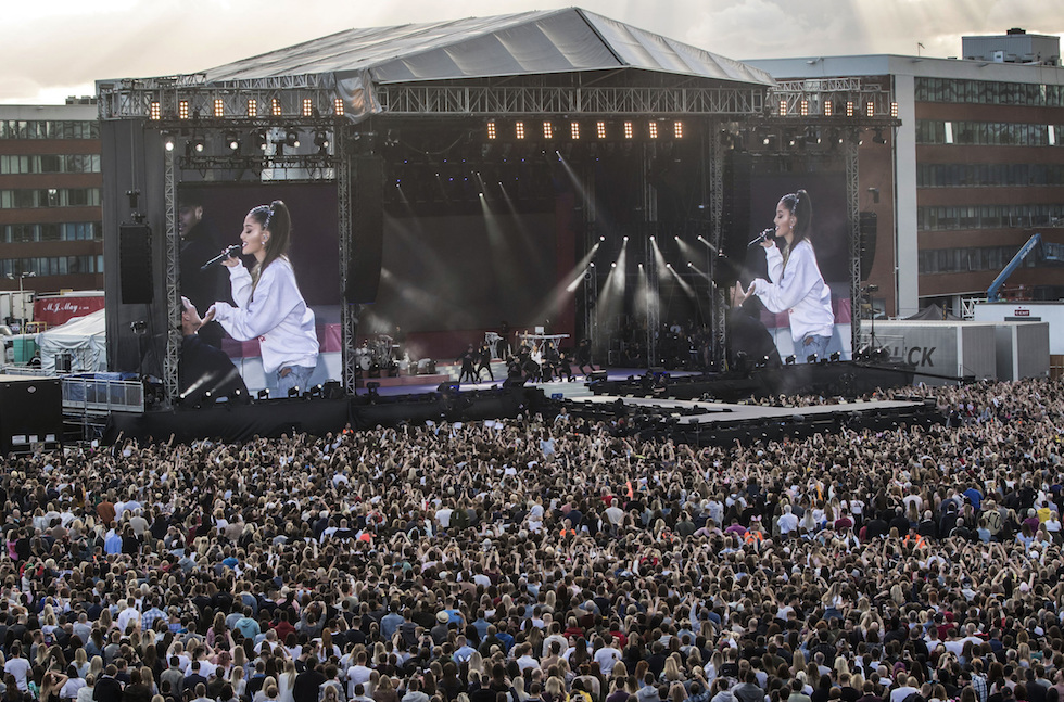 Foto e video del concerto di Ariana Grande a Manchester - Il Post