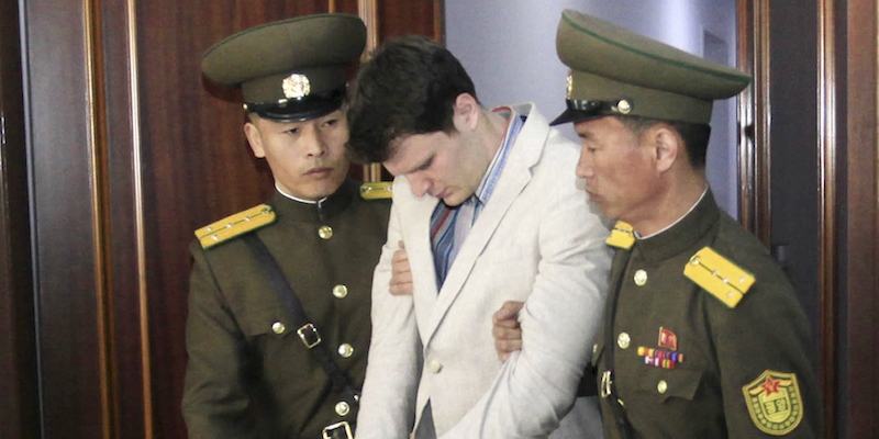 Otto Warmbier portato via da due guardie nordcoreane al tribunale di Pyongyang (AP Photo/Jon Chol Jin, File)