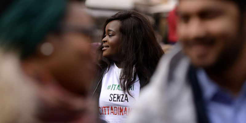 Una ragazza fotografata durante la manifestazione per l'approvazione della riforma della legge di cittadinanza organizzata a Roma il 28 febbraio 2017
(FILIPPO MONTEFORTE/AFP/Getty Images)