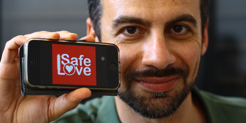 Massimo Modesti mostra il logo della campagna Safe Love disegnato dal grafico filippino Philip John Monsanto 
(foto Marina Petrillo)