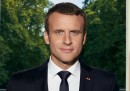 Il ritratto ufficiale di Emmanuel Macron, con i suoi due iPhone