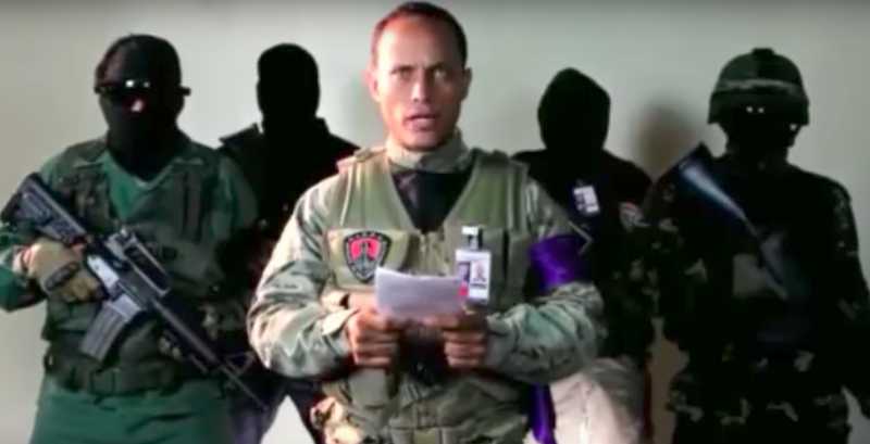 Oscar Pérez, il pilota dell'elicottero che ha compiuto l'attacco sulla Corte Suprema, nel video in cui dice di far parte di un gruppo di persone che si oppongono al governo di Maduro.