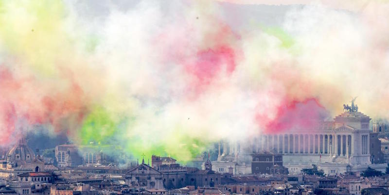 Il vapore colorato lasciato dal passaggio delle Frecce Tricolori vicino all'Altare della Patria, per i festeggiamenti della Festa della Repubblica, Roma, 2 giugno 2017
(ANSA/CLAUDIO PERI)