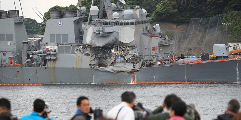 La USS Fitzgerald con il danno causato dalla collisione con la portacontainer Crystal ( The Yomiuri Shimbun via AP Images )