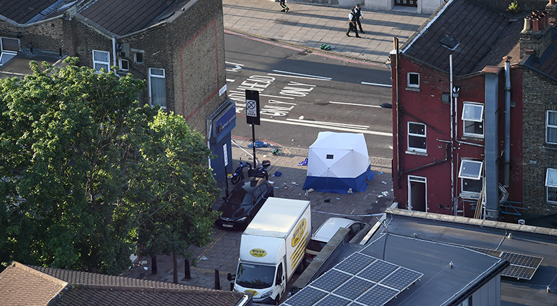 Agenti vicino al furgone, probabilmente utilizzato nell'attacco a Londra (Carl Court/Getty Images)