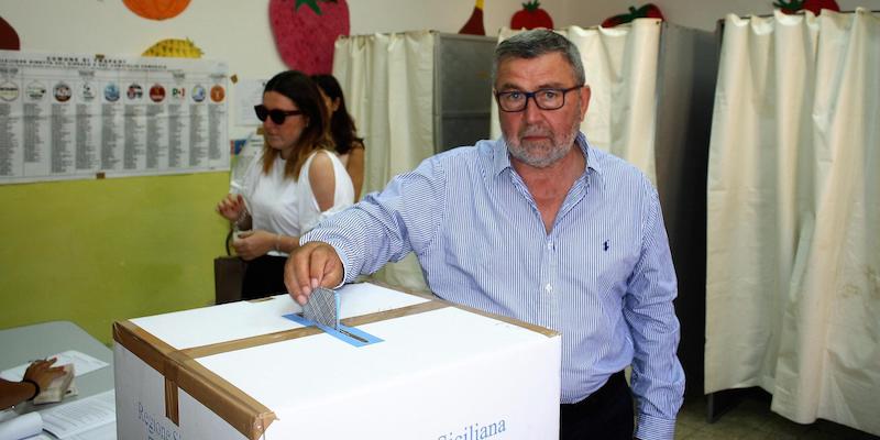 Girolamo Fazio, candidato sindaco di Trapani, al proprio seggio, l'11 giugno 2017 (ANSA/ GIANFRANCO CRISCENTI)