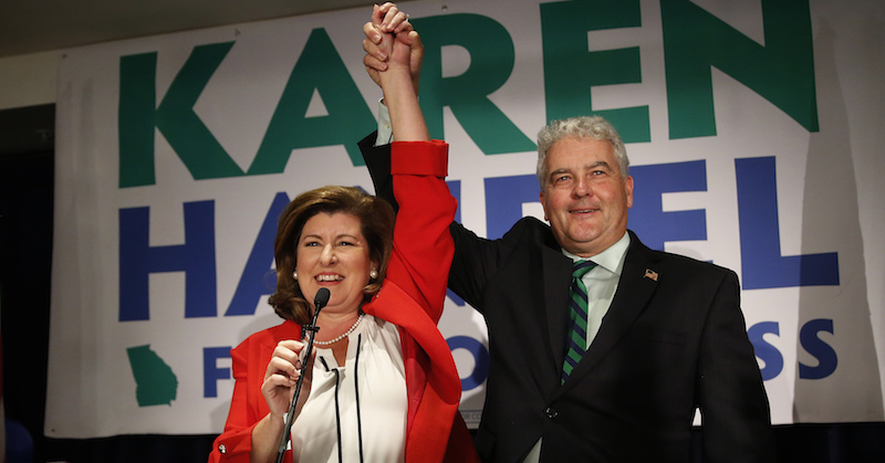 Karen Handel festeggia la vittoria con il marito Steve (AP Photo/John Bazemore)