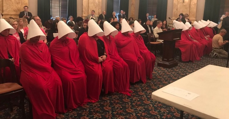 In Ohio c’è stata una protesta contro le restrizioni sull’aborto ispirata a “The Handmaid’s Tale”
