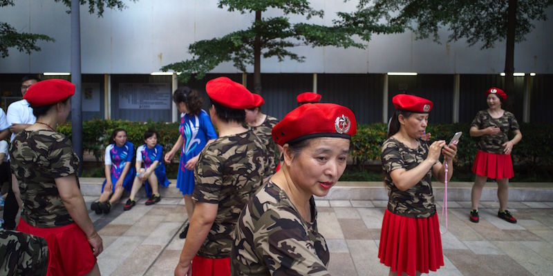 Sostenitrici del governo di Pechino si preparano alle celebrazioni che si terranno a Hong Kong per i 20 anni dal trasferimento di sovranità (AARON TAM/AFP/Getty Images)