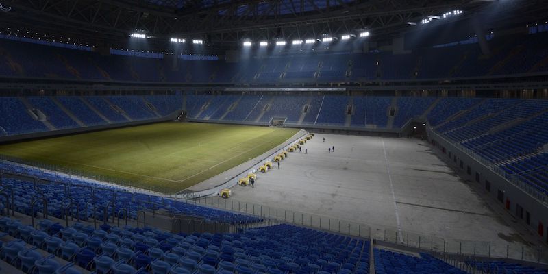 Gli ultimi lavori allo stadio di San Pietroburgo (OLGA MALTSEVA/AFP/Getty Images)
