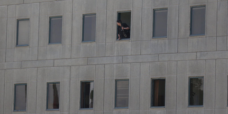 Un poliziotto affacciato a una finestra del parlamento iraniano
(TIMA via REUTERS)