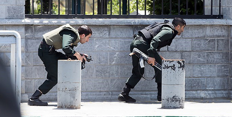 Due poliziotti iraniani durante l'operazione al Parlamento di Teheran (picture-alliance/dpa/AP Images)