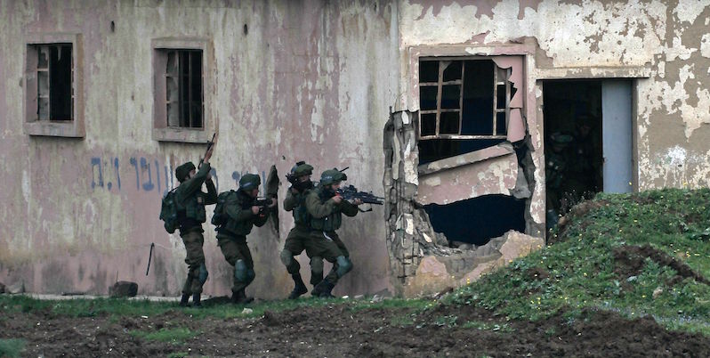 Quattro soldati israeliani durante un'esercitazione nelle Alture del Golan (JALAA MAREY/AFP/Getty Images)