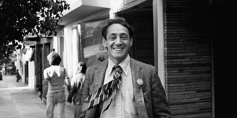 Harvey Milk di fronte al suo negozio di fotografia in Castro Street, nel 1977
(LGBT: San Francisco - The Daniel Nicoletta Photographs© Daniel Nicoletta)