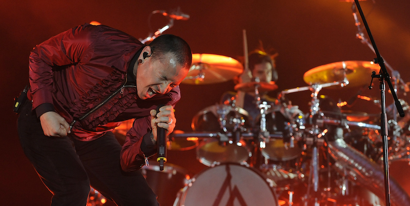 Il cantante dei Linkin Park Chester Bennington durante un concerto a Praga l'11 giugno 2017
(CTK via AP Images)