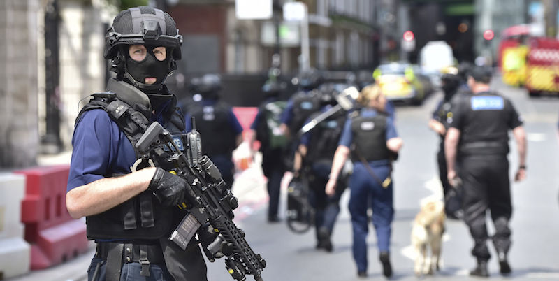 Poliziotti a St Thomas Street, Londra (Dominic Lipinski/PA via AP)