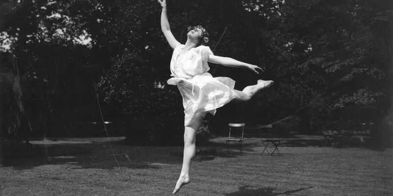 La ballerina Doris Bell a Regent's Park, a Londra, nel giugno del 1923, anno in cui è ambientato "La signora Dalloway" (Topical Press Agency/Getty Images)