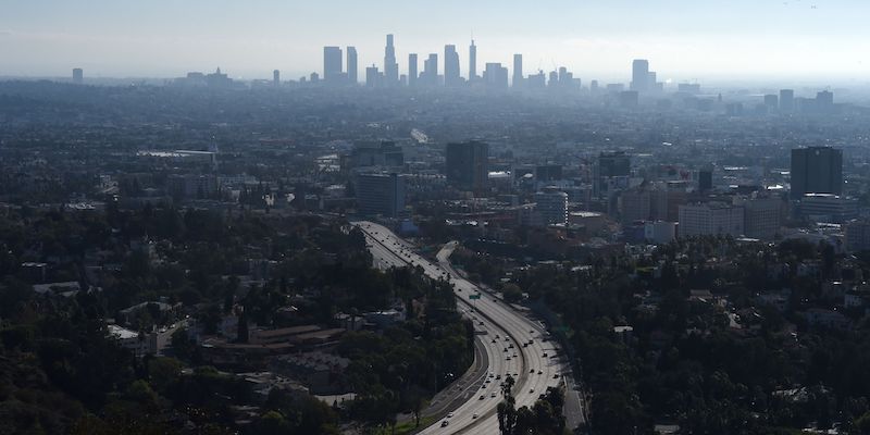 Una vista di Los Angeles, una delle città americane che vorrebbero rispettare l'accordo sul clima di Parigi, il primo gennaio 2017 (ROBYN BECK/AFP/Getty Images)
