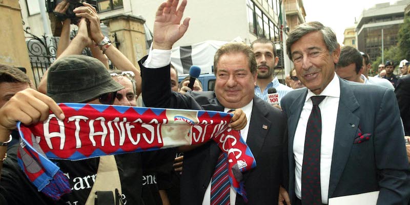 Luciano Gaucci davanti alla sede della FIGC con alcuni tifosi del Catania nell'estate del 2003 (ANSA)