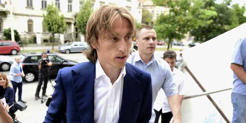 Luka Modric all'ingresso del tribunale di Osijek per testimoniare nel processo contro Zdravko Mamic (STRINGER/AFP/Getty Images)