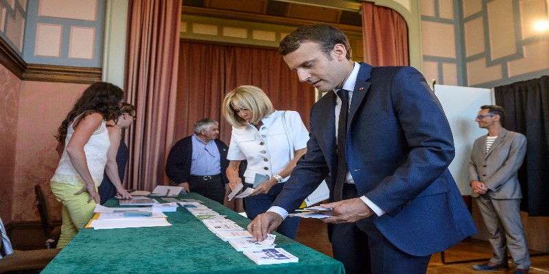 Emmanuel Macron e sua moglie Brigitte Macron votano alle elezioni legislative (REUTERS/Christophe Petit Tesson/Pool)