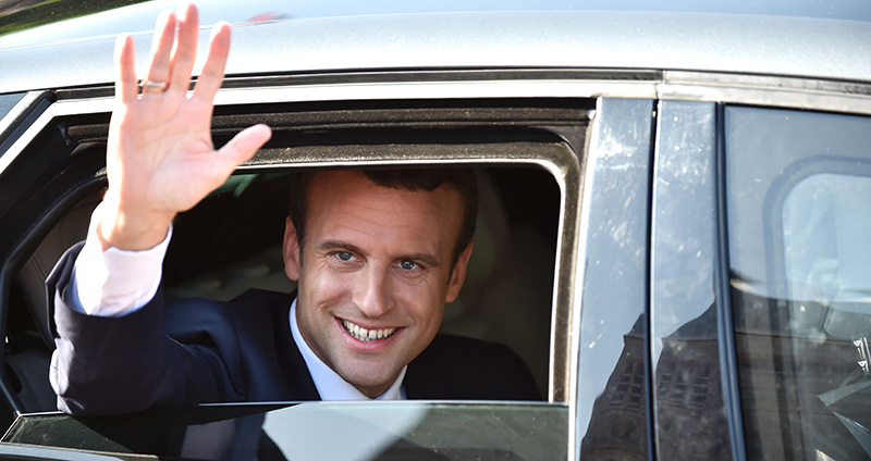 Macron lascia il seggio dopo aver votato a Touquet, nel nord della Francia (PHILIPPE HUGUEN/AFP/Getty Images)