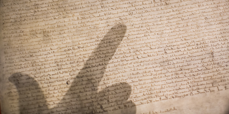 Una delle copie manoscritte della Magna Carta (1215), la carta considerata l'atto fondamentale della monarchia britannica, conservata alla British Library (Dan Kitwood/Getty Images)