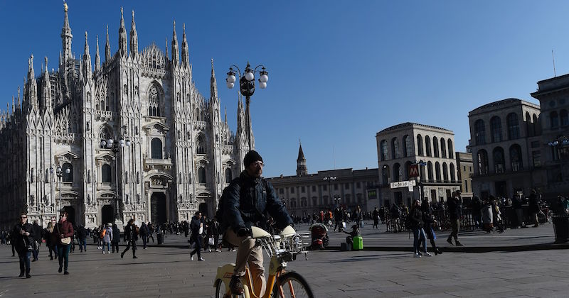 Un uomo in bicicletta fotografato in Piazza del Duomo a Milano, a febbraio 2017
(MIGUEL MEDINA/AFP/Getty Images)