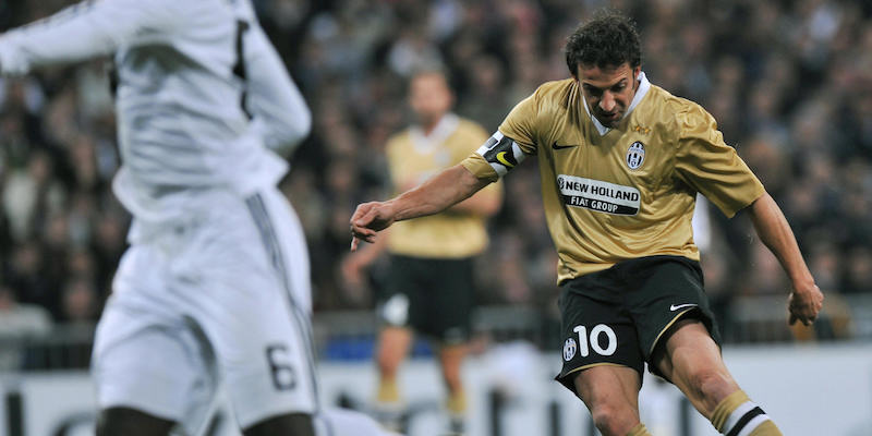 Alessandro Del Piero calcia la punizione da cui arriverà il secondo gol della Juventus nella partita dei gironi di Champions League contro il Real Madrid (PHILIPPE DESMAZES/AFP/Getty Images)