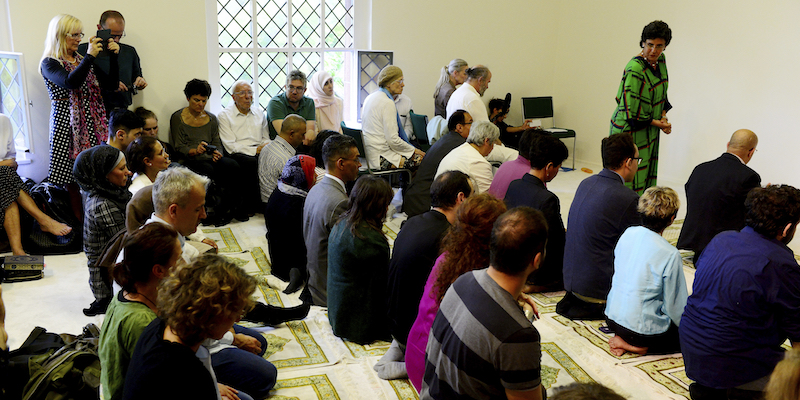 Un gruppo di musulmani durante la preghiera del venerdì all'inaugurazione della moschea Ibn Rushd-Goethe, a Berlino, il 16 giugno 2017 (Maurizio Gambarini/picture-alliance/dpa/AP Images)