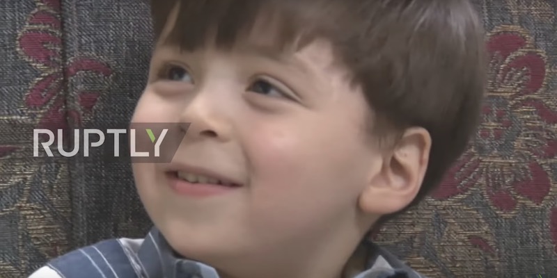 Il bambino siriano Omran Daqneesh, in una trasmissione della televisione russa Ruptly