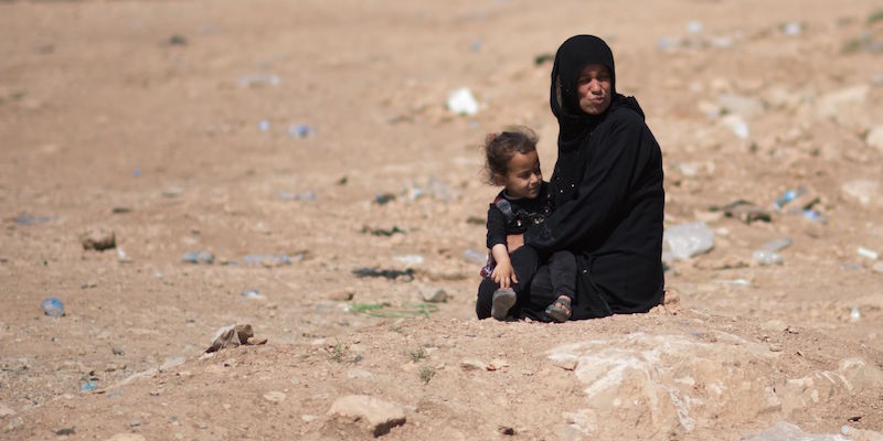 Una donna irachena e sua figlia vicino a Mosul (CHRISTOPHE SIMON/AFP/Getty Images)