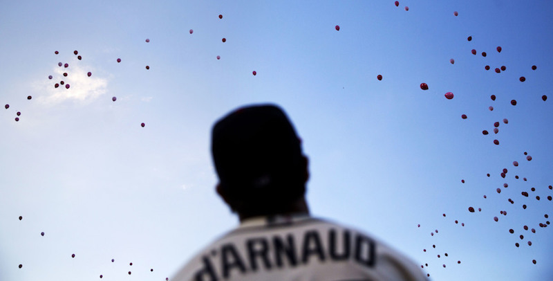 Il giocatore di baseball Chase d'Arnaud guarda i palloncini rosa fatti volare in cielo prima della partita tra gli Atlanta Braves e i Detroit Tigers in occasione della giornata per la prevenzione al tumore al seno, il primo ottobre 2016
(AP Photo/David Goldman)