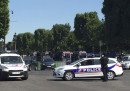 Un'auto si è schiantata contro una camionetta della polizia sugli Champs-Élysées