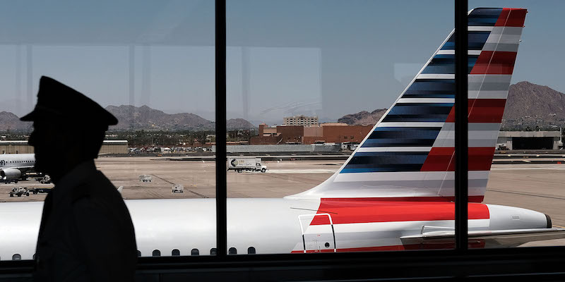 Un aereo di American Airlines all'aeroporto di Phoenix, in Arizona, il 24 maggio 2016 (Spencer Platt/Getty Images)