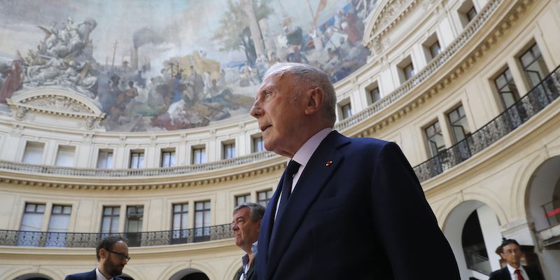 François Pinault nell'edificio dell'ex borsa di commercio di Parigi, il 26 giugno 2017 (PATRICK KOVARIK/AFP/Getty Images)